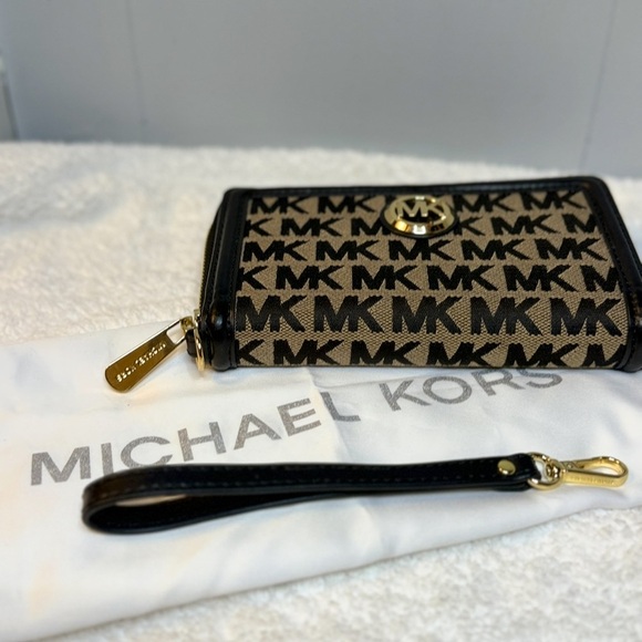 Michael Kors Black MK Monogram Jet Set Signature Zip Wallet Wristlet - Picture 2 of 5